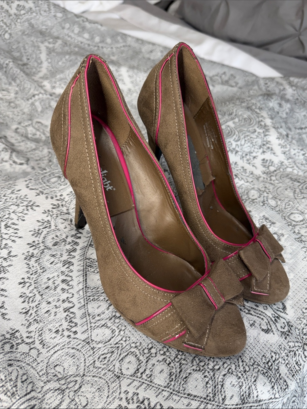 Brown Faux Suede Bow Accent Pumps with Pink Trim - Women Shoes -9